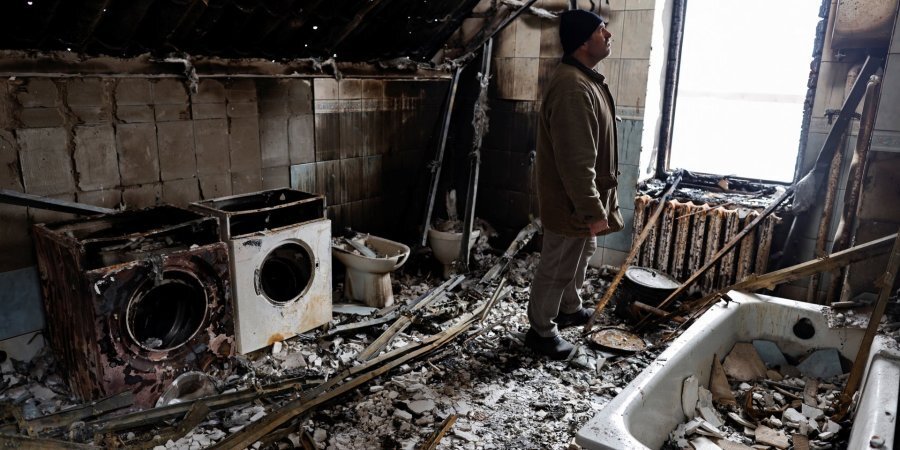 50-летний Виталий Животовский стоит в своем доме, уничтоженном российскими войсками. Буча, Киевская область (Фото:REUTERS/Zohra Bensemra)