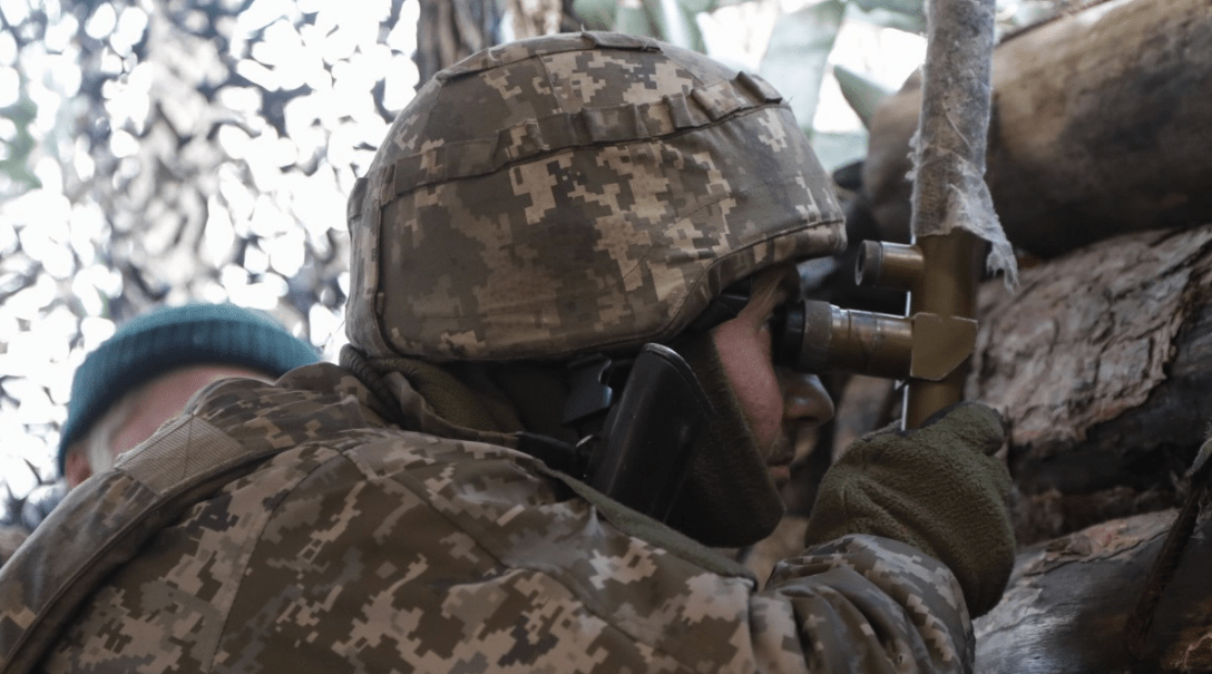 украинский солдат в окопе