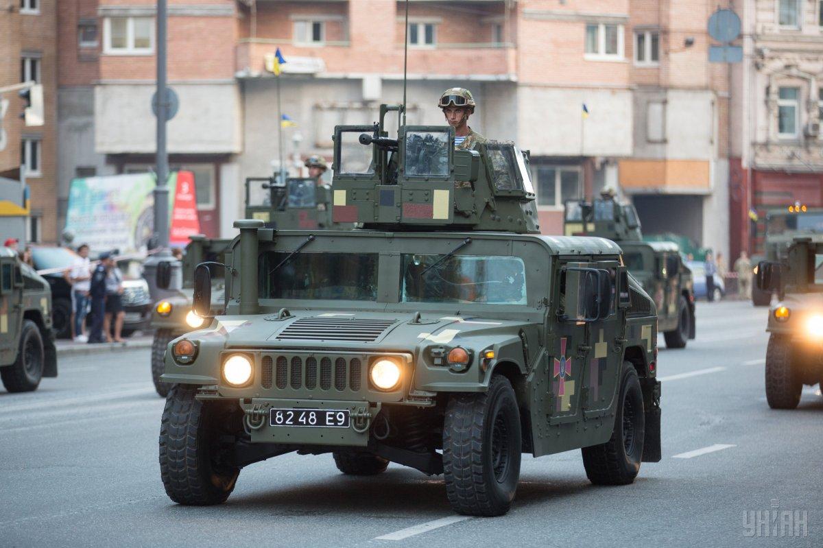 Украина получила очередную партию военных автомобилей Hummer / фото УНИАН