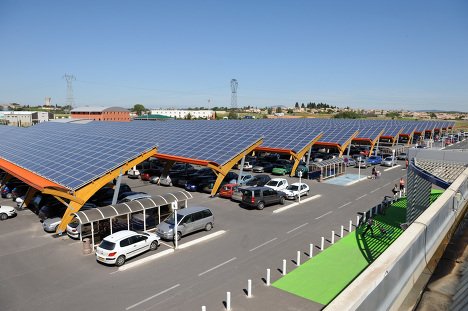 Парковка для автомобилей с солнечными батареями на крыше во Франции