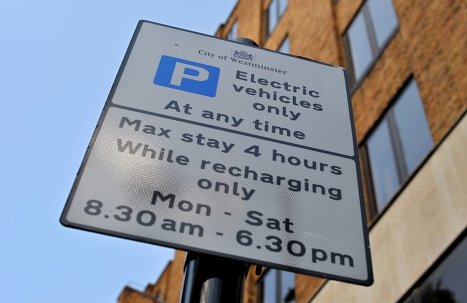 Знак парковки для электромобилей в Лондоне