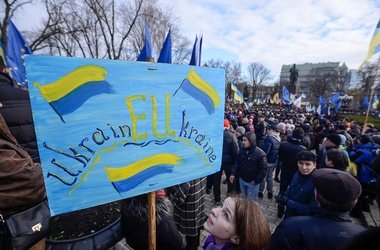 ЕС думает над санкциями против виновных в применении силы в Киеве