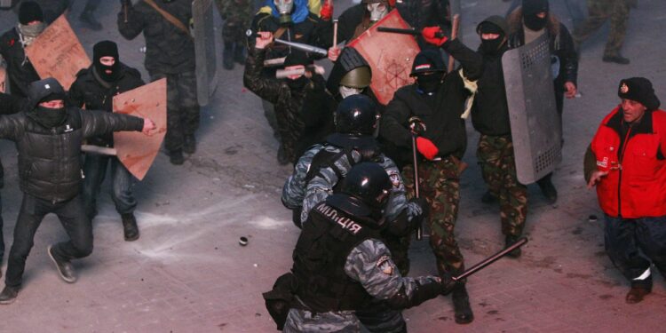 СМИ узнали о скором введении чрезвычайного положения в Украине