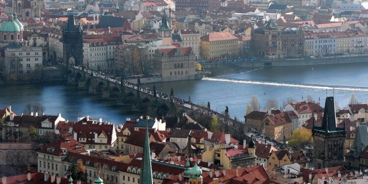 Столица Чехии отказалась принимать Януковича