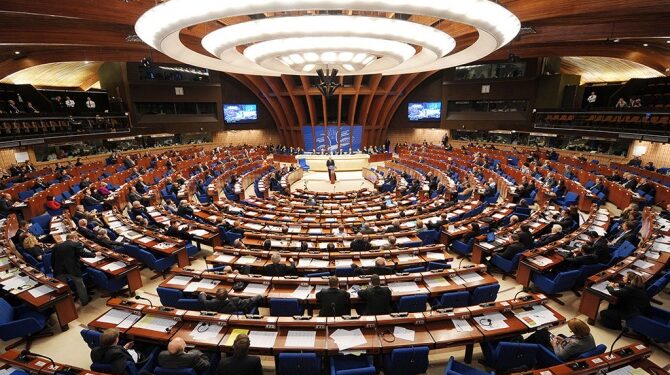 ПАСЕ выбрала "компромиссного" докладчика по полномочиям делегации РФ, которая грозится уехать из Страсбурга