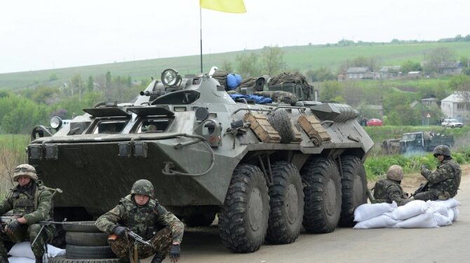 Центр Славянска остается в руках ополченцев, заявил глава МВД Украины