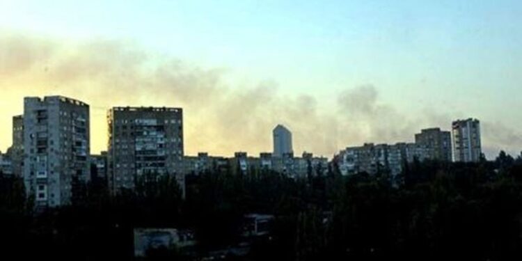 Из центра Донецка эвакуируют людей из-за артобстрела