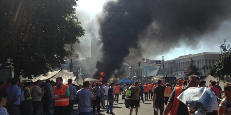 Майдан в Киеве затянут дымом, снова горят шины