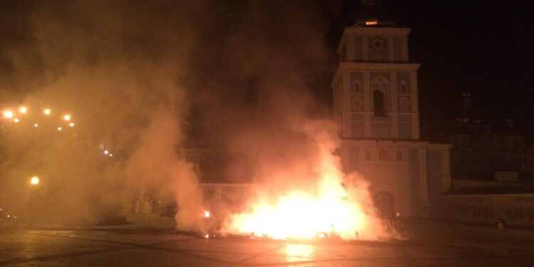 Ночью на Михайловской площади в Киеве горели палатки