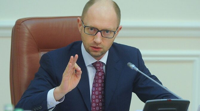 Яценюк: Украина не выдержит курса выше 12 гривен за 1$