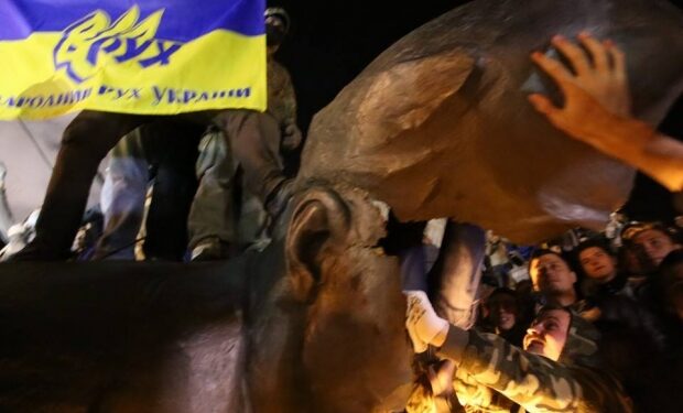 Новости Харькова: Снесен самый большой в Украине памятник Ленину