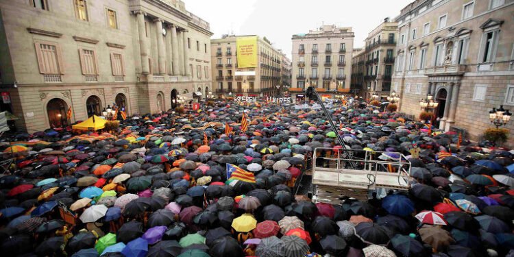 Полиция разогнала сторонников независимости Каталонии в Барселоне