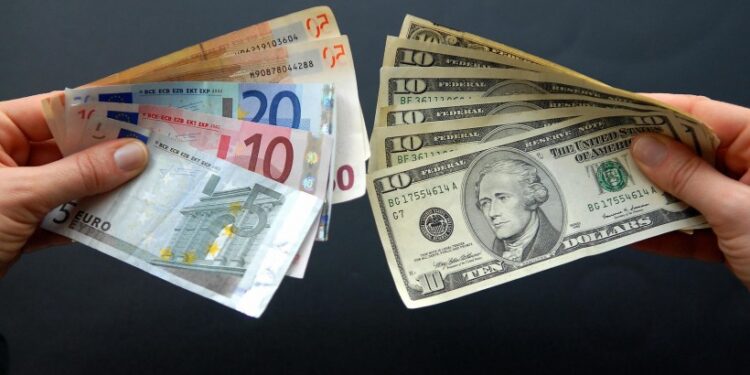 Нацбанк снизил официальный курс доллара США и евро