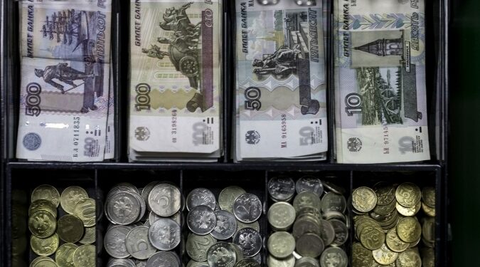 Курс рубля: Минфин назвал рубль крайне недооцененным и объявил распродажу валюты
