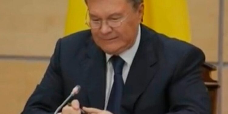 Янукович заявил, что не просил Путина вводить войска в Украину