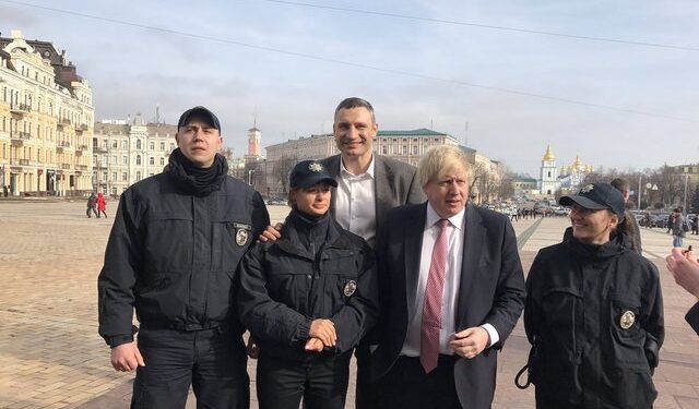 Глава МИД Британии Джонсон прогулялся по Киеву с Кличко