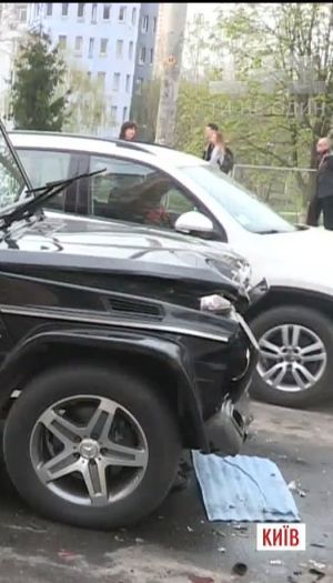 Пьяный автомойщик угнал и разбил автомобиль Виктора Медведчука