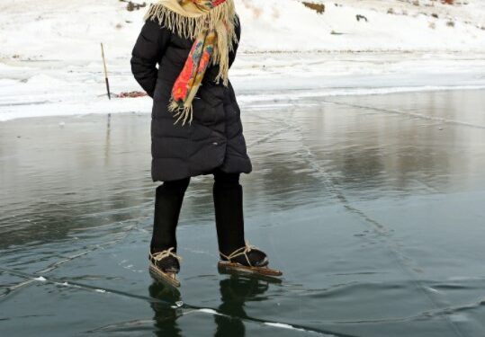 76-летняя пенсионерка рассекает по Байкалу на коньках, пока лёд не сойдет ?