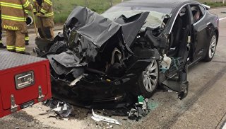 Tesla Model S врезалась в пожарный грузовик в Саут-Джордан, штат Юта, США. 11 мая 2018