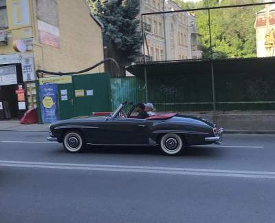 Фотофакт: в Киеве появился редкий родстер Mercedes-Benz 50-х годов