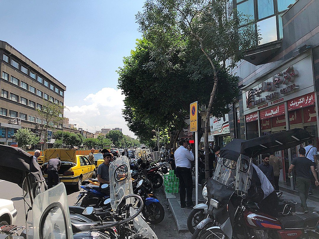 Оживленные улицы иранской столицы заполнены людьми, автомобилями и мотоциклами Фото: Аббас ДЖУМА
