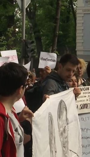 Киношники у АП требовали от властей действий, чтобы освободить Сенцова из плена