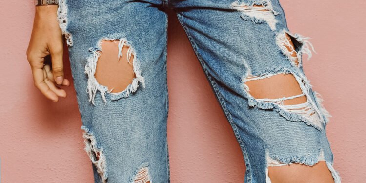 Фото убедительных причин не носить рваные джинсы в солнечный день ?