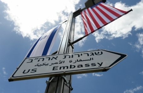 Указатели направления к посольству США, появившиеся в Иерусалиме.