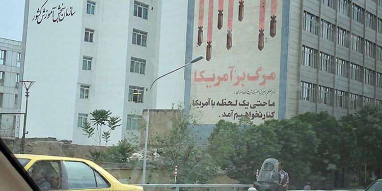 Граффити на многоэтажном доме в центре Тегерана: «Долой США» Фото: Аббас ДЖУМА