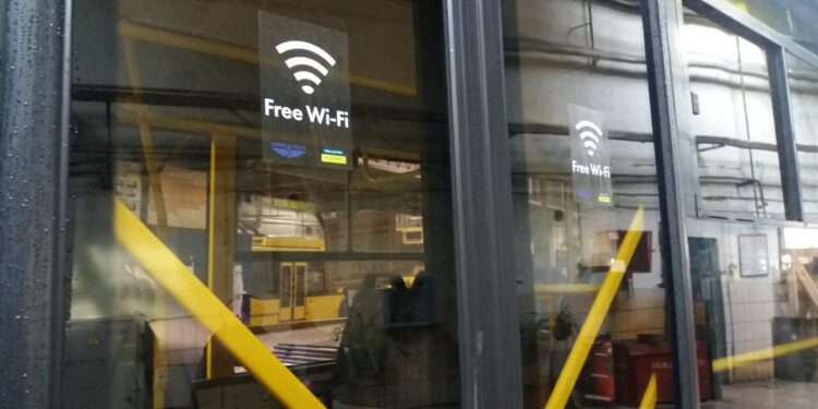 Центр города и весь коммунальный транспорт: В Киеве запустили бесплатный Wi-Fi