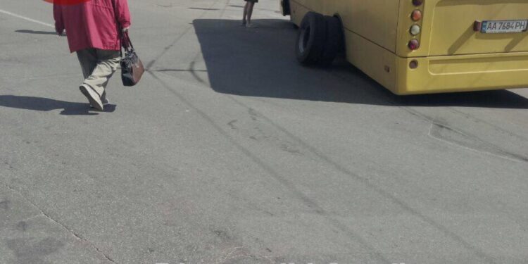 В Киеве у маршрутки на ходу отвалились колеса: опубликованы фото