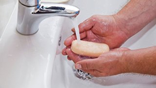 Мужчина моет руки