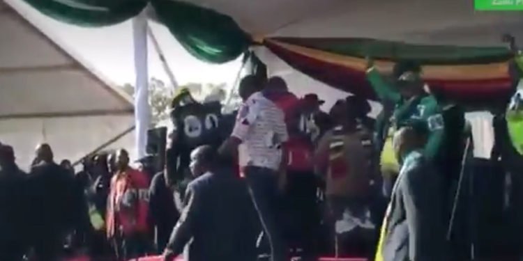 В Зимбабве при взрыве на стадионе с президентом пострадали девять человек