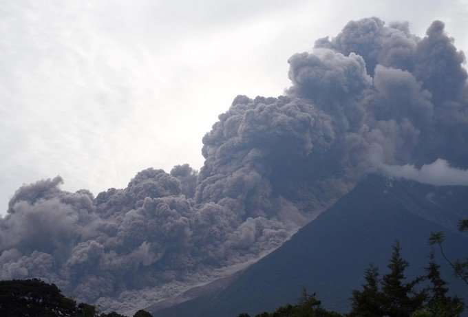 извержение вулкана Фуэго в Гватемале