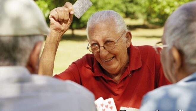 Медики посоветовали для здоровья играть в карты и ходить на скачки