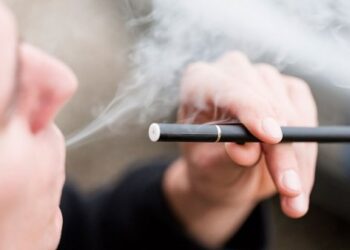 Ученые: Ароматизаторы в электронных и обычных сигаретах вредят сосудам