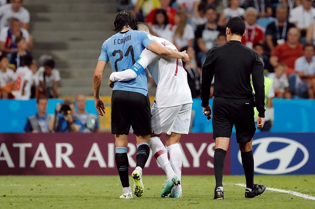 «Матадор» своим дублем вывел Уругвай в четвертьфинал, а его самого с поля в обнимку вывел португалец Фото: REUTERS