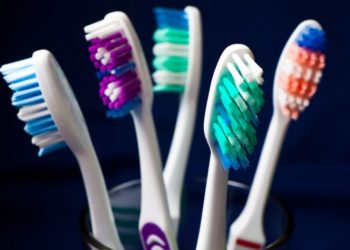 Какой вред наносят зубные щетки?