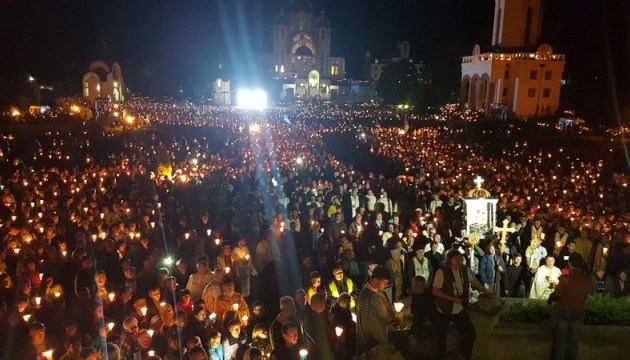 В Зарванице прошло многотысячное шествие со свечами