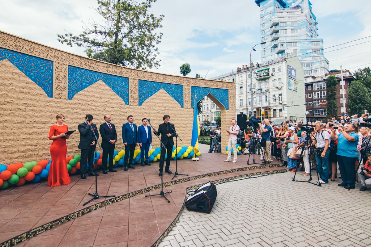 В Киеве открыли новый сквер, зеленую зону посвятили азербайджанскому артисту и композитору Муслиму Магомаеву
