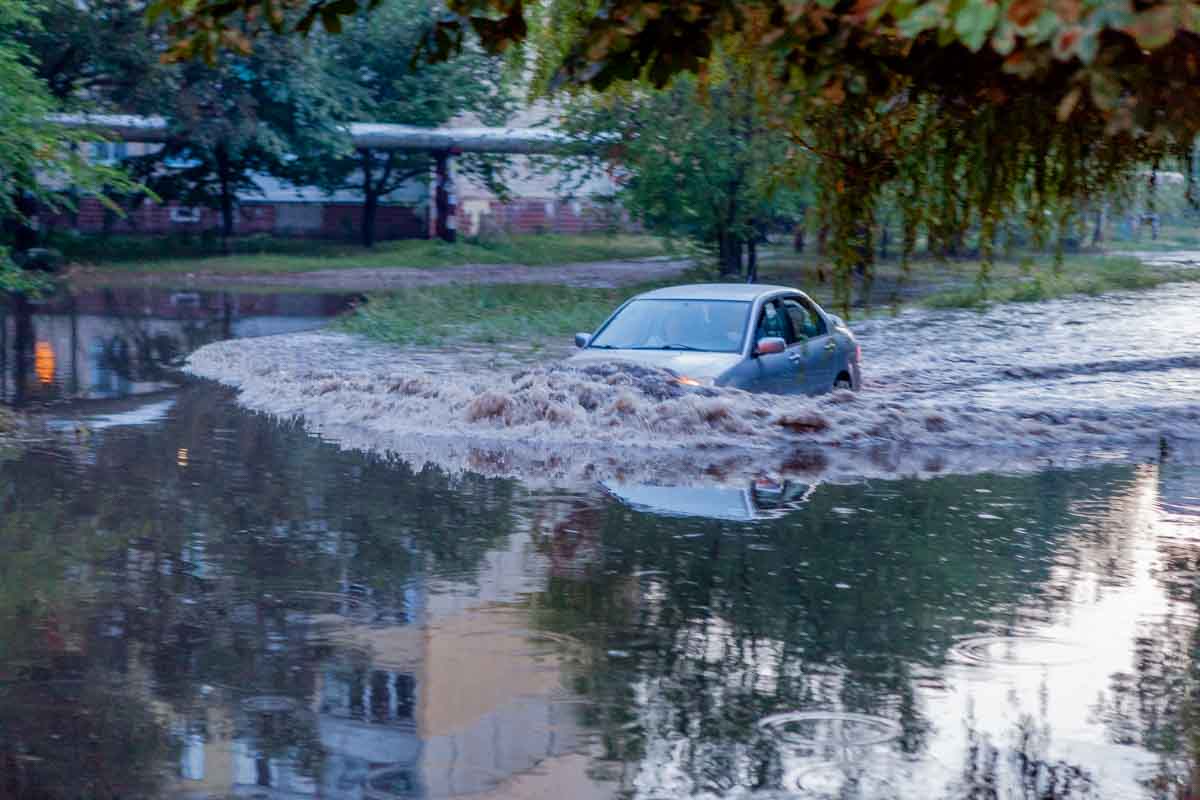Одни автомобили пытаются на скорости проехать затопленный участок