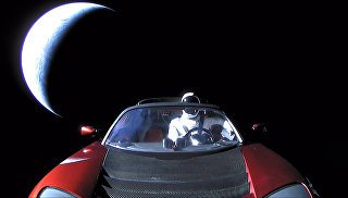 Кабриолет Tesla Roadster, выведенный на орбиту ракетой-носителем Falcon Heavy американской компании SpaceX