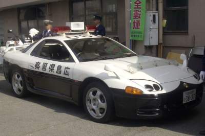 Современные автомобили, которыми пользуются полицейские в Японии. Фото