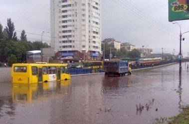 "А какие это годы?" Снимки масштабного потопа в Киеве вызвали резонанс в сети