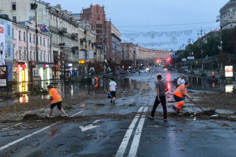 Буря в Киеве превратила Крещатик в большую и затопленную мусорную свалку. Фото