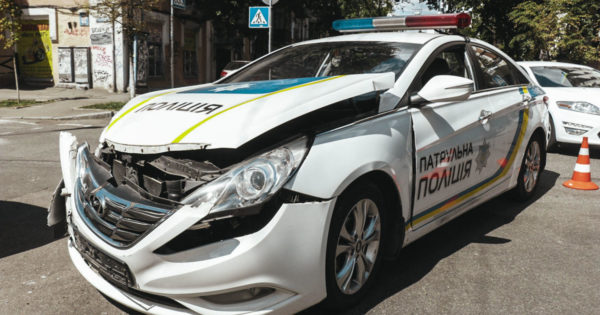 В Киеве полицейские разбили о легковушку патрульное авто