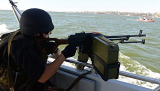 Украинский военнослужащий во время патрулирования Азовского моря