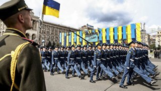 Украинские военнослужащие во время военного парада в Киеве