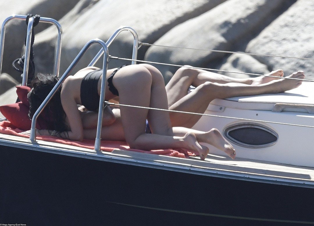 Судя по любовной атмосфере, царившей на яхте, Криштиану без ума от своей девушки. Фото: EAST NEWS
