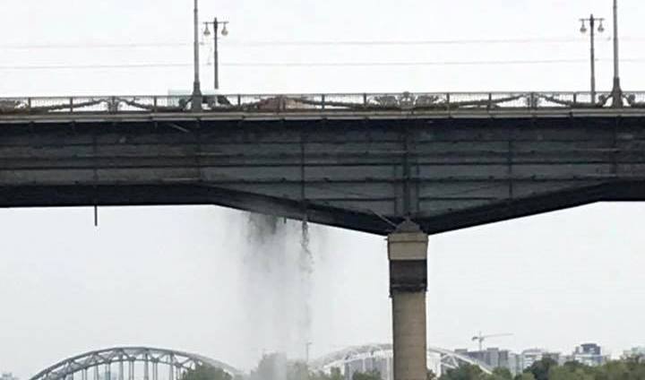 Мост Патона в Киеве превратился в гигантский водопад